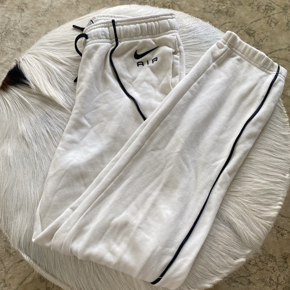 Women’s Nike Air jogger sweatpants , white with black stripe down the side. - Picture 4 of 8
